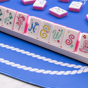 Tuiles de <span class=keywords><strong>Mahjong</strong></span> personnalisées Miss Cowgirl en Lucite transparente avec couches rose vif au dos, 160 cartes, bottes en acrylique blanc, pistolets jouets - Product Image 4