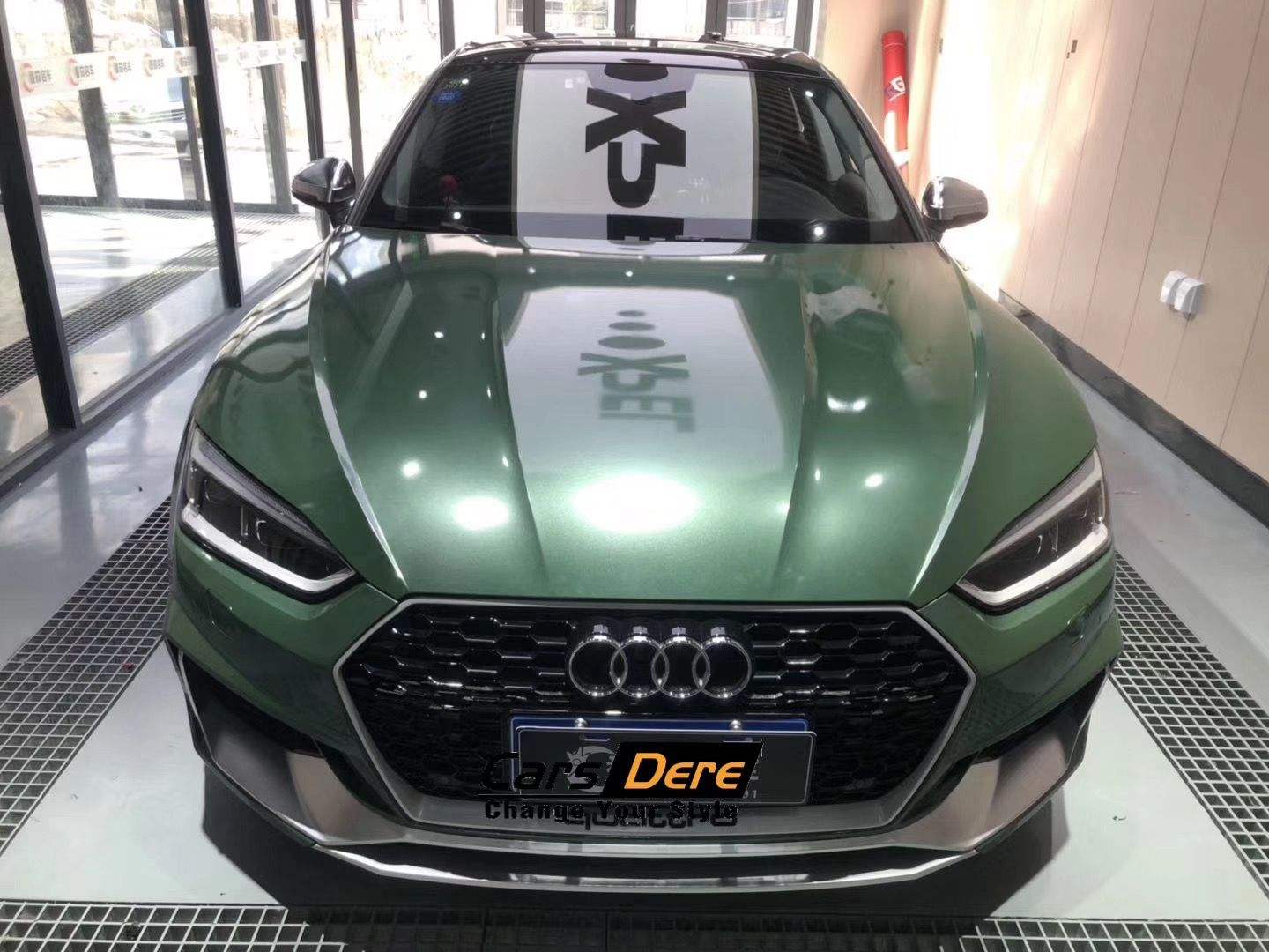 สีเขียวทหารเมทัลลิกมันวาว