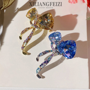XILIANGFEIZI Vente de liquidation Bijoux en gros Broche en cristal bleu mer en forme d'arc Cadeau de mariage et de fiançailles <span class=keywords><strong>Costume</strong></span> OL avec accessoires - Product Image 1