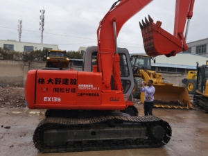 Excavadora roja Hitachi EX135 con cucharón para uso en construcción - Product Image 1