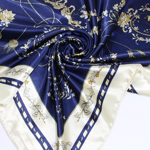 Écharpe en satin bon marché Écharpe carrée <span class=keywords><strong>de</strong></span> <span class=keywords><strong>luxe</strong></span> en satin avec impression en chaîne par sublimation pour femmes - Product Image 3