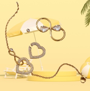 สร้อยคอจี้รูปหัวใจประดับเพชรซิร์คอนเต็มชิ้น สแตนเลสแท้จาก UM Jewelry รุ่น Super Flash Love  ชุบทองคำแท้ 18k ดีไซน์ลายไม้ไผ่ ของขวัญสำหรับผู้หญิง - Product Image 4