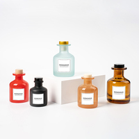 Vente en gros de flacons en verre ambré rouge de luxe de 50 ml pour diffuseurs à bâtonnets, avec un emballage noir élégant et des options de couleurs vibrantes