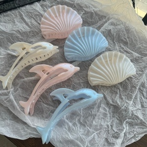 Pinza de Pelo de Plástico con Diseño de Delfín y Perlas Brillantes, Accesorio para el Cabello a la Moda para el Día de San Valentín, Resistente al Agua, Verano 2026, 13 cm - Product Image 1