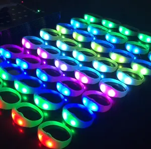 Gelang LED Remote control acara besar, gelang LED LOGO kustom untuk pesta menyala