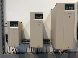 Sunfuture Veichi 2.2kw Solar Speed Variator Plc Programmering Controller Voor Boorgat Pompsystemen - Product Image 2