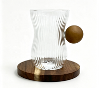 Mug à café Wuso en verre borosilicate à nervures verticales, poignée en boule de bois, forme sablier rayée, capacité 220 ml, pour thé