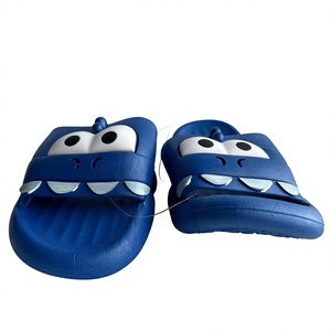Pantoufles à bout fermé, motif dessin animé, bleues, semelle de 15 mm, amorties, toutes saisons, pour la maison, dessus en PVC, logo imprimé en 3D - Product Image 3