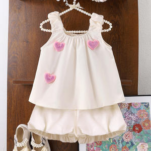 Ensemble deux pièces pour filles, nouveau style d'été, haut à bretelles avec motif 'love' et short de couleur unie, style coréen - Product Image 1