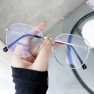 Gafas con montura de Metal a <span class=keywords><strong>la</strong></span> moda para mujer, gafas ovaladas ópticas para bloquear <span class=keywords><strong>la</strong></span> <span class=keywords><strong>miopía</strong></span>, con características de lectura de luz antiazul, 2025 - Product Image 4