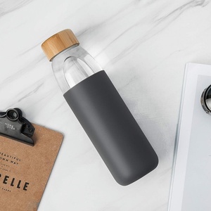 Bán buôn tùy chỉnh 18OZ cao Borosilicate Chai Nước Thủy Tinh BPA-FREE Non-Slip Silicone tay áo với nắp tre - Product Image 5