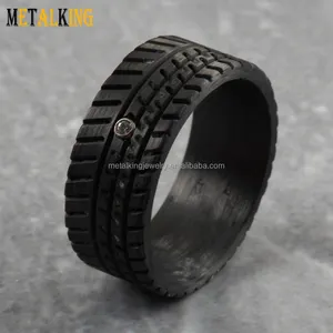 Modello di pneumatico per camion da 10mm e anello per fede nuziale in fibra di carbonio nero con intarsio di zirconi cubici per uomo