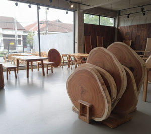 Tabla de madera de suar cuidadosamente elaborada con borde natural, ideal para mesas de comedor, espacios de trabajo y conceptos de muebles artísticos. - Product Image 2