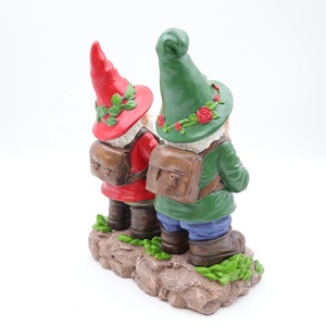 कस्टम थोक प्यारे दो बैकपैकर यात्रियों ने घर के बगीचे की सजावट के लिए आधार के साथ मूर्ति की प्रतिमा - Product Image 5