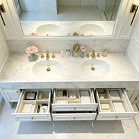 Meubles-lavabos de salle de bain classiques en bois blanc avec miroir encadré et lavabo intégré pour projets hôteliers, fabrication OEM ODM sur mesure
