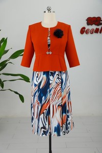 Ensemble jupe et veste élégante rose pour femmes grandes tailles avec imprimé abstrait, longueur genou, en crêpe, mode printemps - Product Image 5