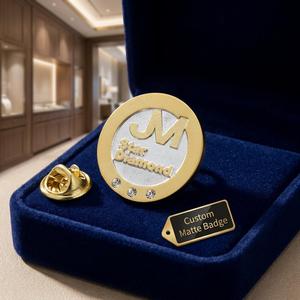 Badge en émail métallique pour cadeau <span class=keywords><strong>de</strong></span> mariage, cadeau pour fan BTS, <span class=keywords><strong>trophée</strong></span> et souvenir - Broche plaquée or avec fermoir papillon - Product Image 4