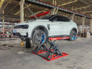 Pont Élévateur Ciseaux Pneumatique Certifié CE 1200 mm, Deux Poteaux, Entraînement/Actionnement <span class=keywords><strong>Hydraulique</strong></span>, Capacité de Levage 4000 kg – Optimisez Votre Atelier - Product Image 2