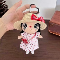 Nouveau chapeau de paille Yuy, ensemble robe fleurie, poupée en coton de dessin animé, sac en peluche et petit pendentif sont en stock