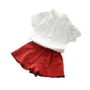 Ensemble de vêtements blancs pour enfants en gros : chemise à manches volantées en dentelle et pantalon de survêtement - Product Image 1