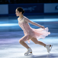 Robe de patinage artistique rose à manches longues, dos en maille transparente, jupe en mousseline ornée de strass, costume de performance pour compétition de patinage, sur mesure