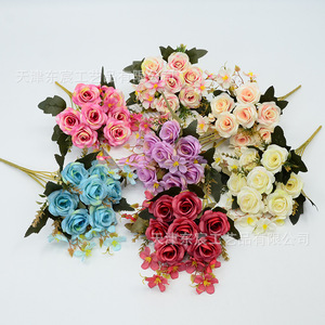 Bouquet de roses artificielles Dongchen Crafts, 7 têtes, fleurs en soie rouges, pour mariage, décoration de la maison, environ 30 cm de haut - Product Image 4