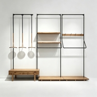 Système d'affichage modulaire asymétrique avec bases en bois décalées et étagères suspendues multifonctionnelles pour boutique de créateurs