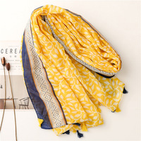 Écharpes imprimées en voile de coton style ethnique motif feuille jaune, foulards élégants à motif floral effet coton, châles de plage avec pompons