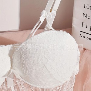 Pyjama short en soie glacée, style pur et sensuel, avec dentelle et découpes, populaire, fin et romantique - Product Image 3