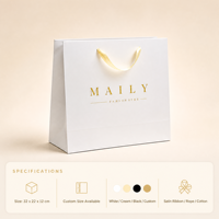 Sacs cadeaux en papier blanc de luxe personnalisés avec logo en feuille d'or, poignées en ruban satiné et étiquettes assorties pour les marques de mode, emballage de bougies