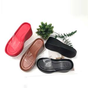 Nueva moda de verano 2025, parte inferior gruesa, pendiente de tacón alto versátil con sandalias multicolores transparentes de una correa, zapatillas para mujer - Product Image 1