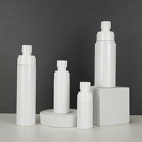 Flacon pulvérisateur à brume fine blanc en stock 50ml 100ml 150ml en plastique PET à épaulement plat pour distribution d'émulsion et sérum de soin de la peau