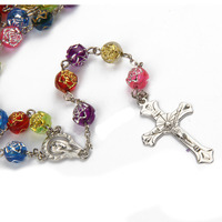 Chapelet de perles en plastique à motifs de roses colorées avec chaîne de ton argent Médaille de crucifix religieux Bijoux de dévotion catholique