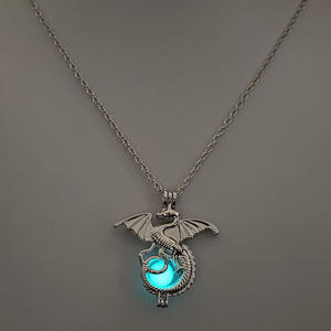 Estilo Europeo Americano Simple Luminoso Animal Noche Luminoso Dragón Transfronterizo Venta caliente Collares colgantes <span class=keywords><strong>de</strong></span> moda - Product Image 3