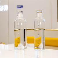 2022 nouveau design bouteille d'eau en cristal personnalisé, bouteille d'eau en verre avec manchon