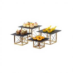 Ensemble de quatre supports à gâteaux en fer doré avec plateau en verre, différentes tailles, pour la présentation de gâteaux et de desserts - Product Image 1