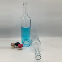 Botol kaca bawah cekung putih kristal 750ml, penyumbat segel wiski Vodka dengan perawatan permukaan cap panas