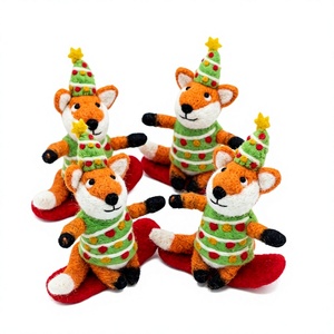 Adorno Navideño de Fieltro Ecológico Hecho a Mano, Zorro Colgante para Árbol, con Gorro y Tabla de Snowboard, Diseño de Animal de Dibujos Animados, para Decoración Interior - Product Image 1