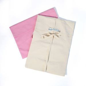Sac cadeau en coton kraft écologique, durable et recyclable pour boutique de chaussures, avec gaufrage personnalisé pour chaussettes - Product Image 4
