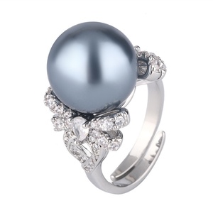 Bagues tendance en cuivre écologique avec perle de coquillage grise 14 mm et nœud coréen pour un style féminin et élégant au quotidien - Product Image 1