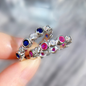 ต่างหูเพชรเงิน Q977 ประดับทับทิมและไพลินด้านข้าง เพชรทรงกลมเจียระไนแบบบริลเลียนท์ เพชรธรรมชาติ สำหรับผู้หญิง สวมใส่ได้ทุกวัน - Product Image 3