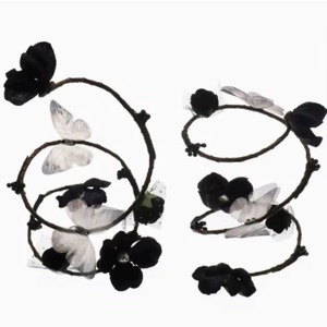 Accessoire de costume d'Halloween Pafu : Serre-tête gothique floral noir avec roses artificielles et papillons, voile en tulle sombre gothique - Product Image 3