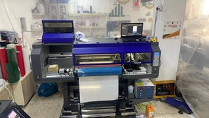 2-In-1 Digitale UV-Inkjetprinter Drie Printkoppen Met Gouden Folie Label En Stickerafdrukfuncties - Product Image 2