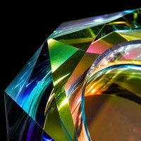 Cendrier de luxe en cristal K9 irisé à facettes ; Bol à cigares en verre octogonal dichroïque à coupe diamant pour la décoration d'hôtels, de maisons et de bureaux