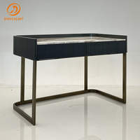 Table de vanité moderne de luxe, coiffeuse élégante en marbre rose avec miroir rond pour chambre à coucher