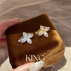 ต่างหูเงินทรงดอกไม้ King Silver รุ่น S925 เงินแท้ชุบทองรูปใบโคลเวอร์สี่แฉก เหมาะสำหรับงานปาร์ตี้ - Product Image 2