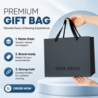 Sac shopping personnalisé en papier métallisé argenté avec logo noir et larges poignées en ruban de satin noir pour vêtements de luxe