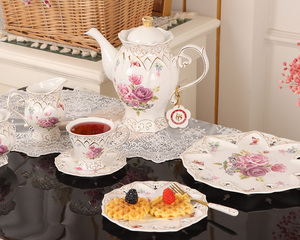 Set di stoviglie in ceramica reale, il Design ecologico della decalcomania floreale include piattino e tazze da tè per un elegante tè pomeridiano - Product Image 1