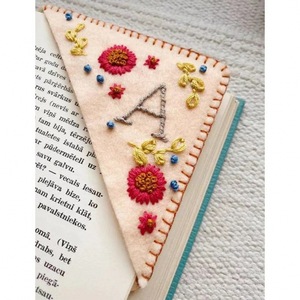 Feutre tissu Triangle Page coin protecteur <span class=keywords><strong>livre</strong></span> chinois à la main mignon fleur lettre broderie signet pour <span class=keywords><strong>livre</strong></span> - Product Image 4