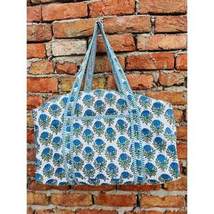 Colcha Kantha de algodón hecha a mano con diseños estampados a mano que cuentan historias y una textura suave que aporta calidez y carácter. - Product Image 1